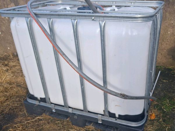 Water cube with hose - Main image