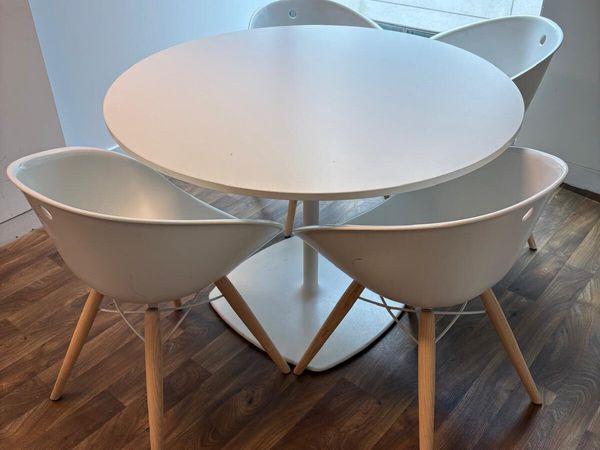 Round table with 4 chairs - Main image