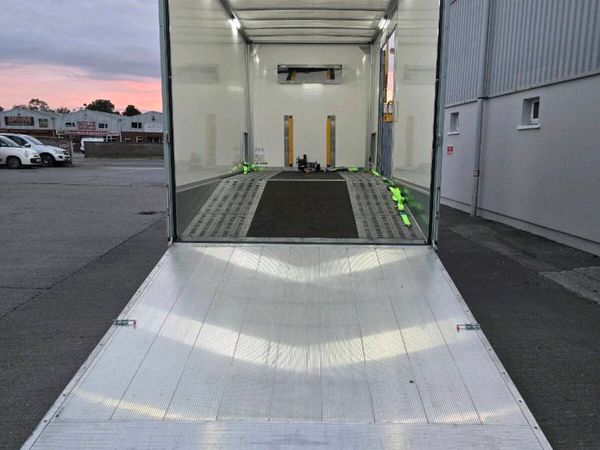 Closed in car transport - Main image