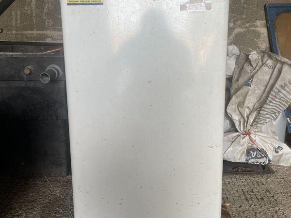 Oil boiler, boiler chimney, water tank, heat pump - Main image