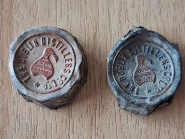 2 vintage whiskey tops super rare ..... - Main image