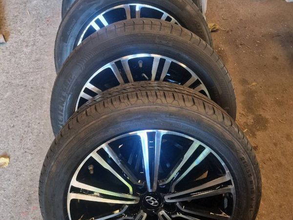 18 'HYUNDAI TUCSON ALLOYS ,NEARLY NEW TYRES - Main image