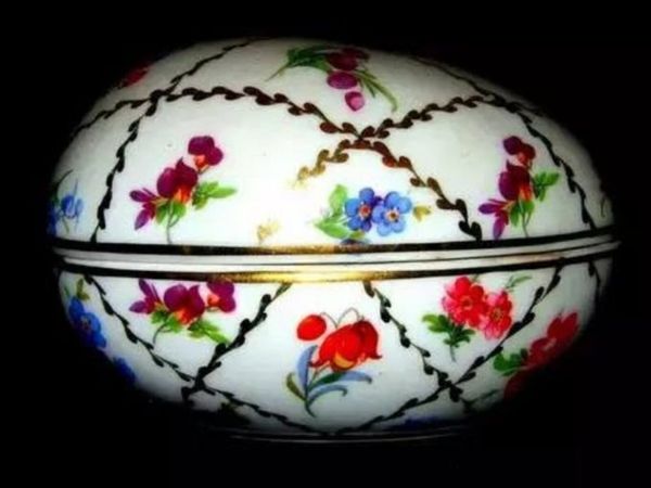 Pristine Vintage Hand-Painted Porcelain Egg - Main image
