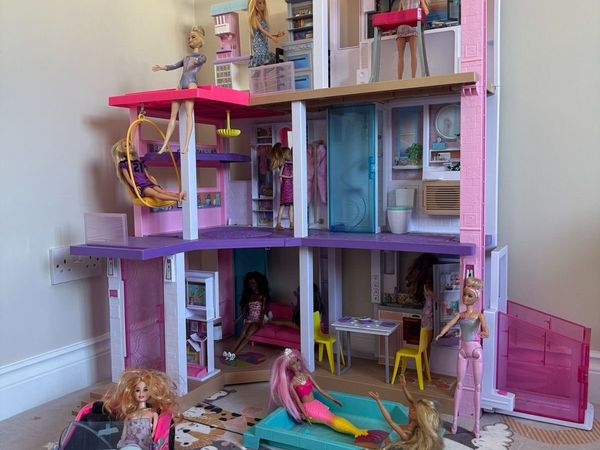 Barbie Dreamhouse including 10 Barbie Dolls - Main image
