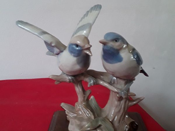 Vintage porcelain ornament of two birds - Main image