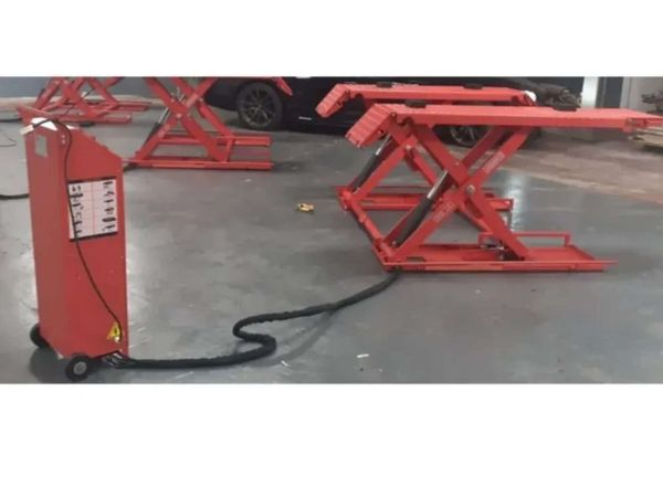 Taranto 3.5 Ton Mid Rise Scissor Mobile Car Lift - Main image