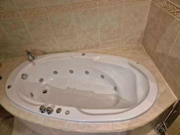 Jacuzzi Bathtub - Main image