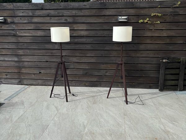 Two tripod lights - Main image