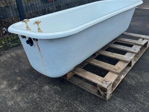 Roll top cast iron bath - Main image