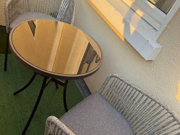 Outdoor dining table and chairs - Main image