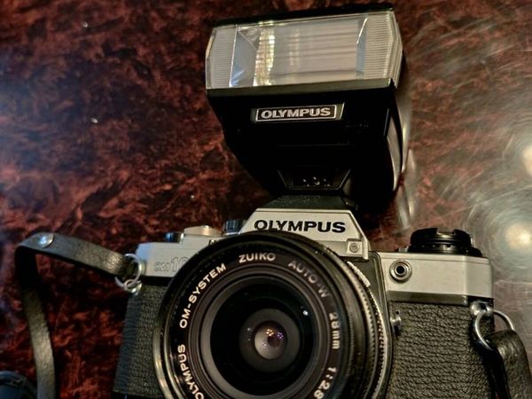 Olympus OM 10 camera with flash - Main image
