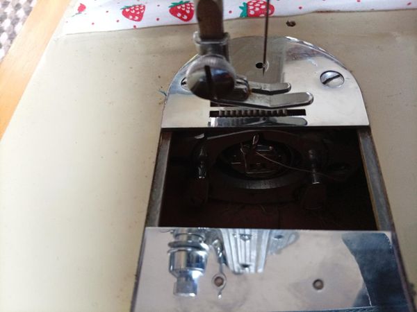 Vintage sewing machine - Main image