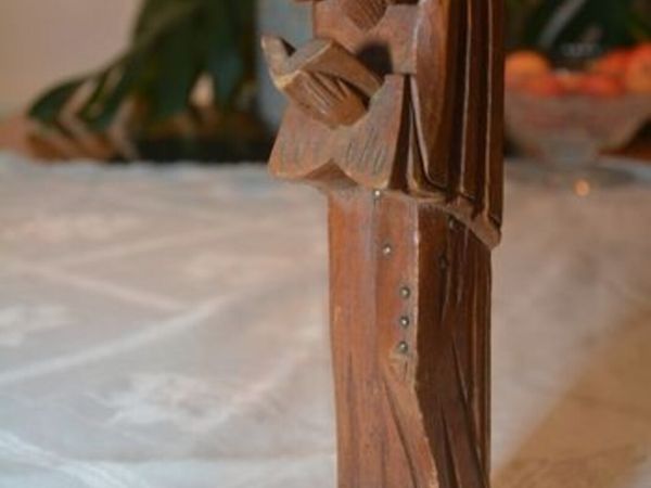 Vintage carved figurine of a reading monk - Main image