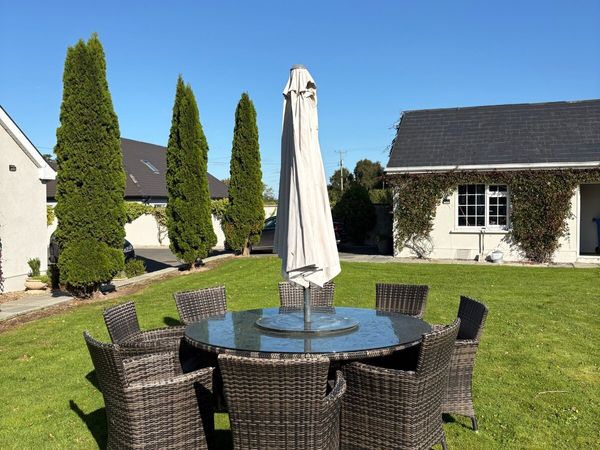 Used outdoor table and chairs - Main image