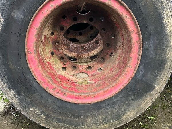 10.00 R20 tyres and rims - Main image