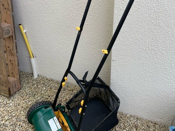 Hand Pushed Manual Lawnmover - Main image