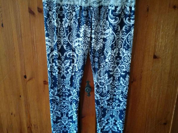 blue and white leggings with damask print with a w - Main image