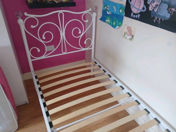 Single metal framed bed - Main image