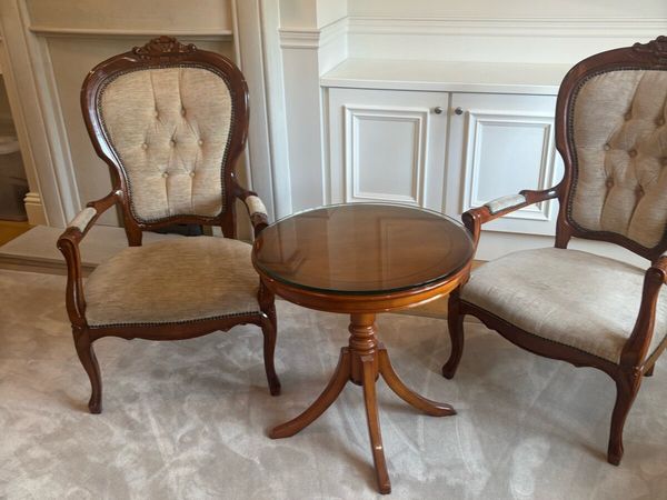 Elegant round Table and 2 chairs - Main image