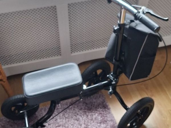Rollator - deluxe knee scooter perfect condition - Main image