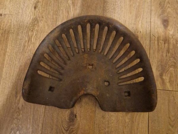 Cast iron tractor seat original - Main image