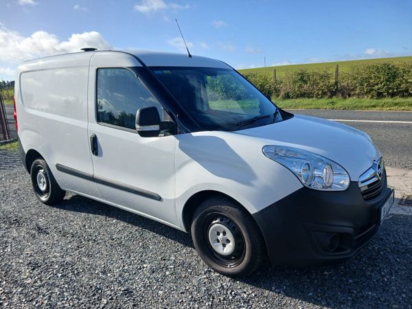 Mint condition Opel Combo 2018 diesel - Main image