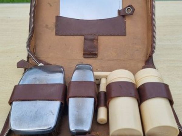 Vintage men's grooming and shaving travel set - Main image