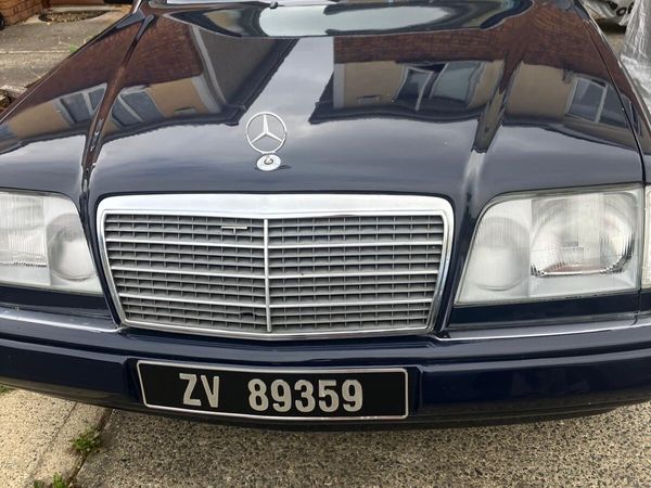 Vintage 1994 W124 E200 Mercedes Benz - Main image