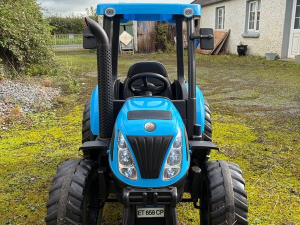 Kids ride in tractor - Main image