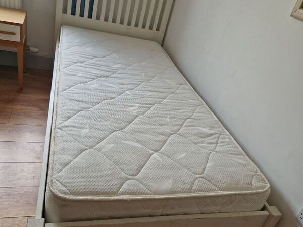 Single bed and mattress + spare mattress - Main image