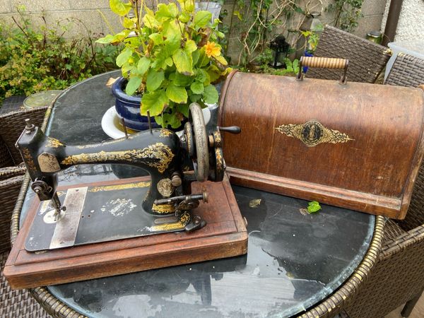 Vintage. Singer Sewing Machine - Main image