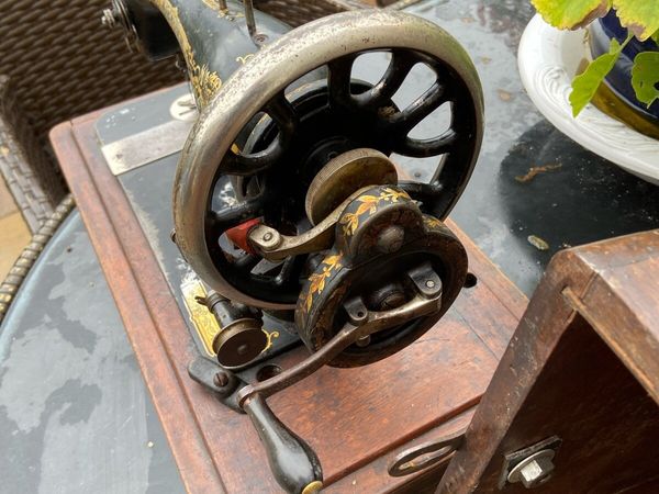 Vintage. Singer Sewing Machine - Main image