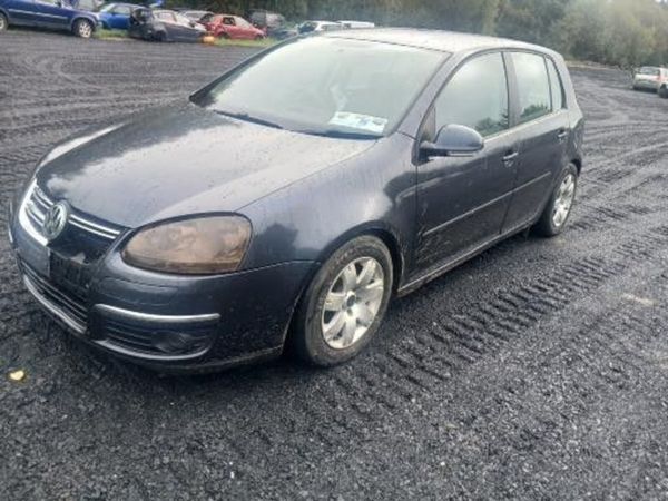 breaking    vw   golf - Main image
