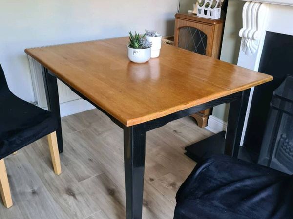 Table and 4 chairs with covers - Main image