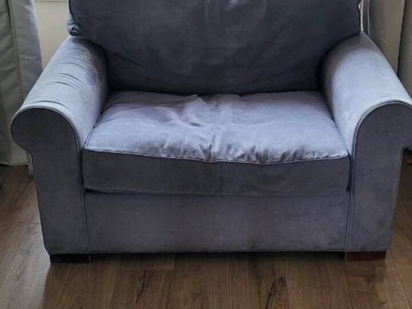 Love seat - Main image