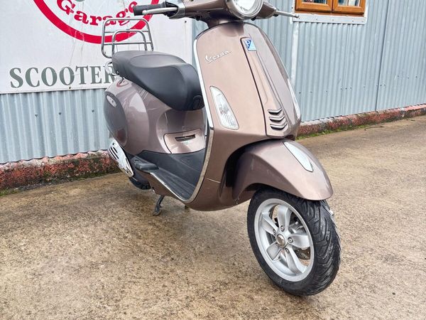 2014 Vespa primavera 50cc 2 stroke - Main image