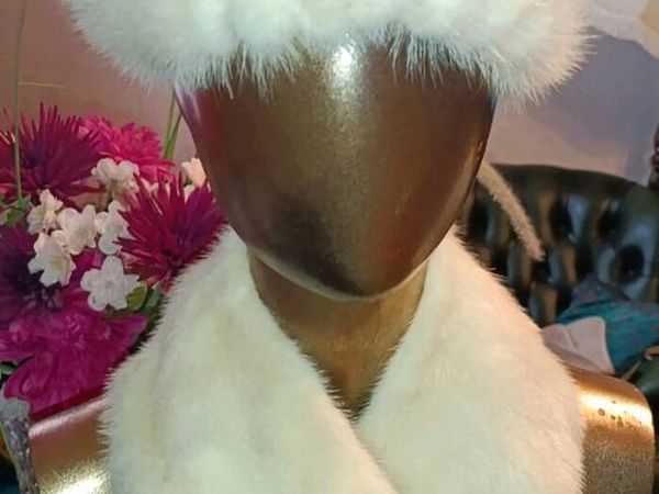 Elegant white fur hat and collar Edward Mann - Main image