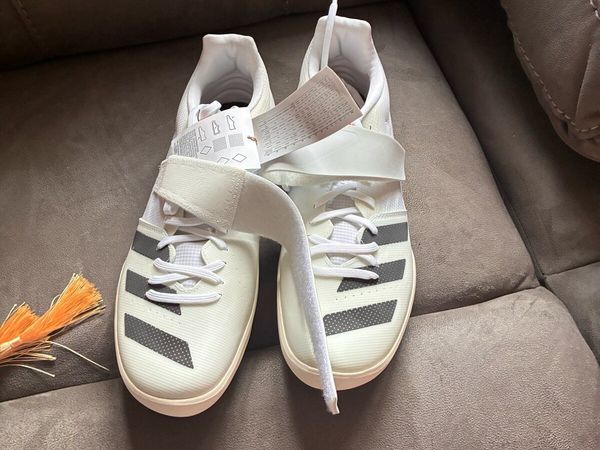 Throwing shoes - Main image