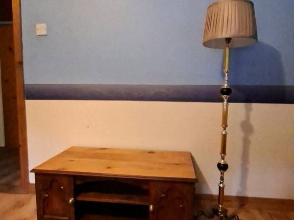 Lamp and TV unit. - Main image