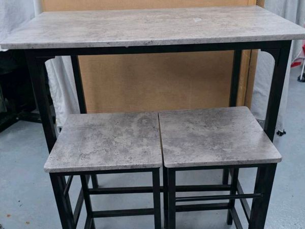 Breakfast bar and matching stools - Main image