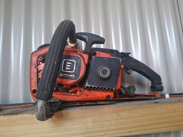 4 vintage chainsaws - Main image