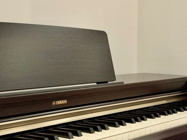 Yamaha Digital Piano Arius YDP-162 - Main image