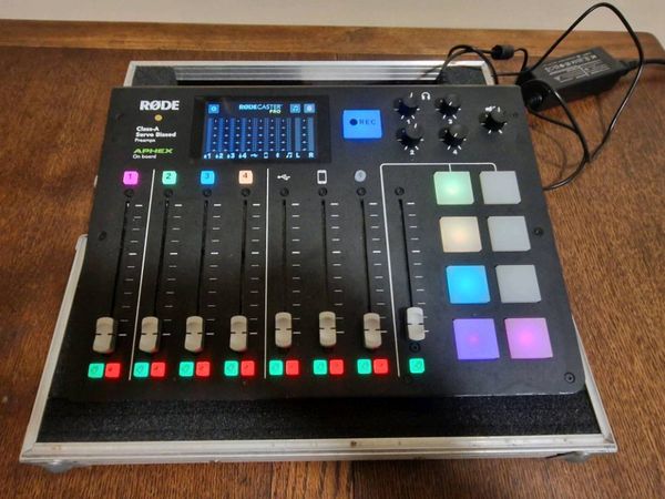 RODECASTER PRO and THON CASE - Main image