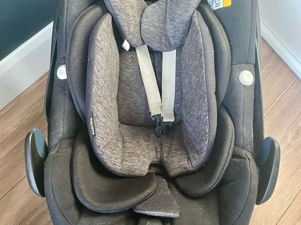 Maxi Cosi car seat with isofix base - Main image
