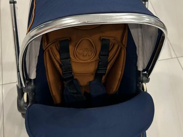 Egg Navy egg carrycot and also Converts to a tande - Main image