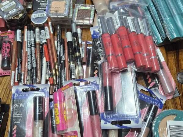 Wholesale Cosmetics Lot: 850 Pieces, Mixed Brands - Main image
