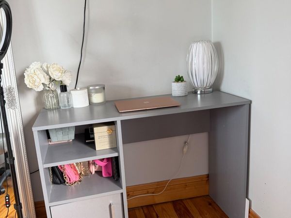 Grey desk - Main image