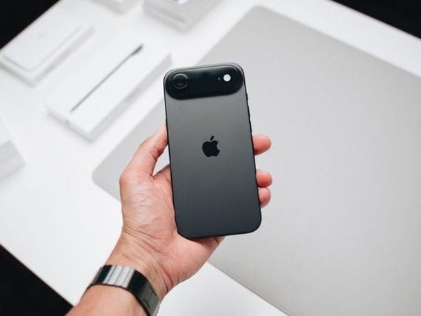 iPhone Air with box and travel battery - Main image