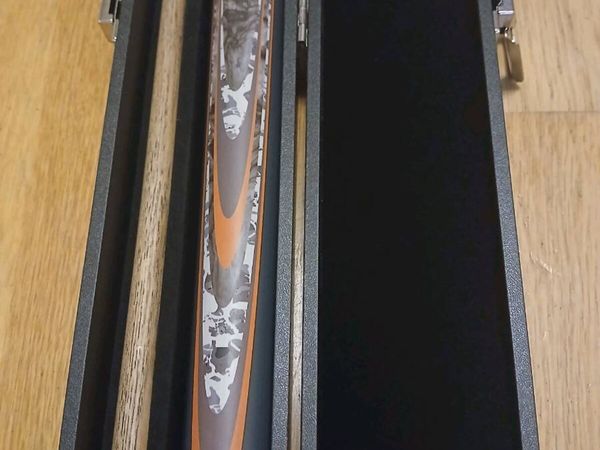 Mako 2 piece  Cue with hard case - Main image