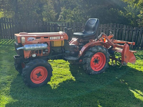 Kubota B7100 Compact Tractor - Main image
